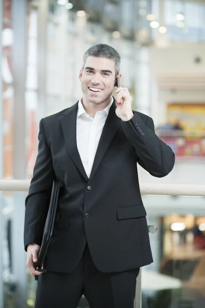 Empresario hablando por teléfono móvil — Foto de Stock