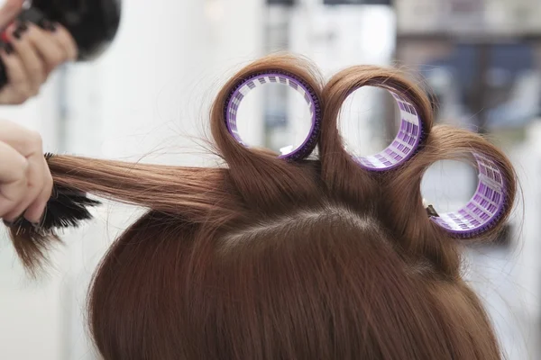 Vrouw doet kapsel bij Kapper — Stockfoto