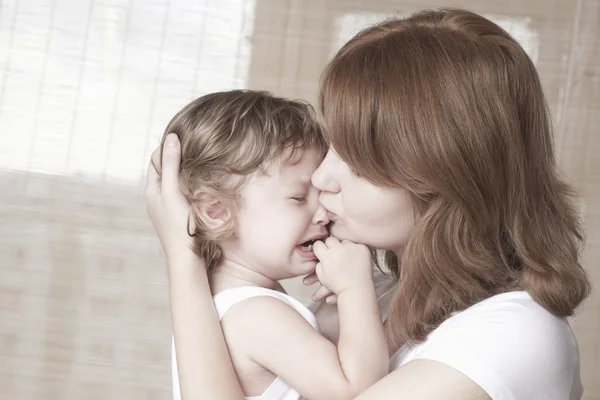 Mère réconforte enfant pleurant — Photo