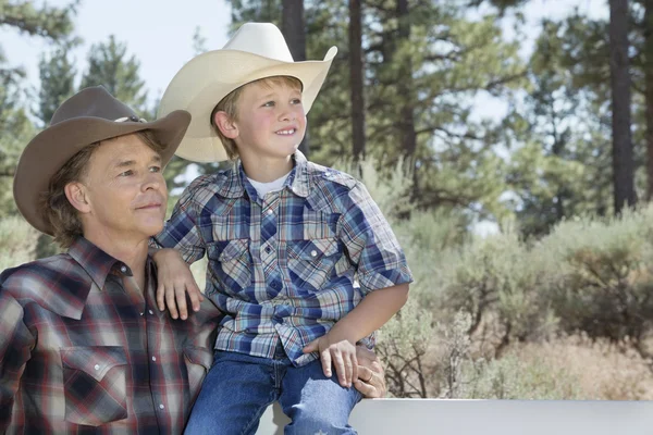 Батько і син в ковбойських капелюхах — стокове фото