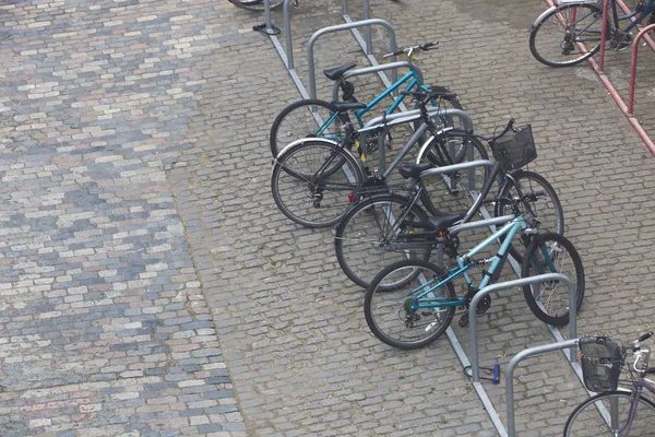 Bicicletas acorrentadas a grades — Fotografia de Stock