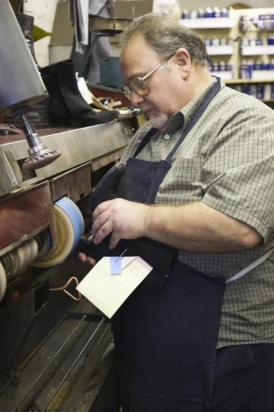 Traditional shoemaker in workshop — Stock Photo, Image