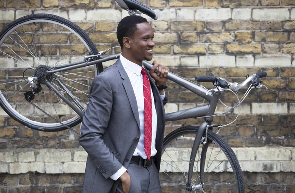 Bisiklet ile Afrika kökenli Amerikalı iş adamı — Stok fotoğraf