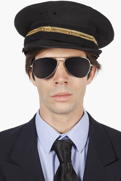Mladý muž v uniformě pilotní — Stock fotografie