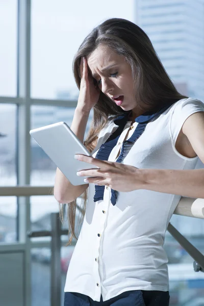 Empresaria sorprendida leyendo tableta — Foto de Stock