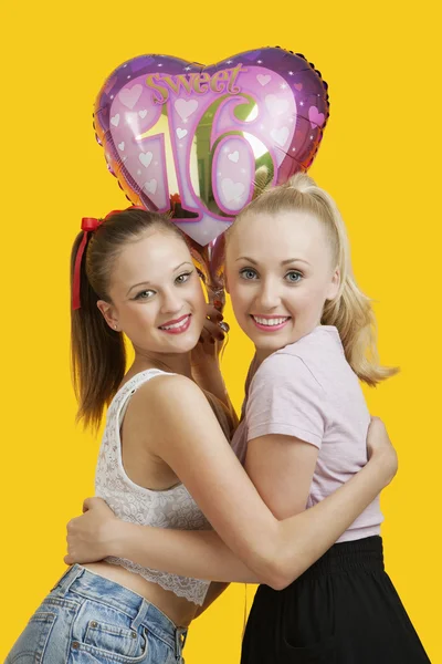 Mujeres con abrazo de globo de cumpleaños — Foto de Stock