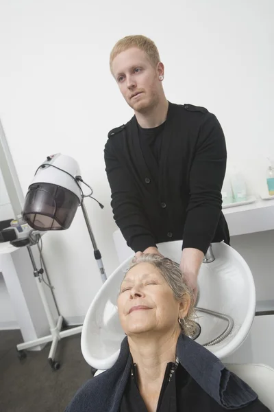 Shampooing hair in salon basin — Stock Photo, Image