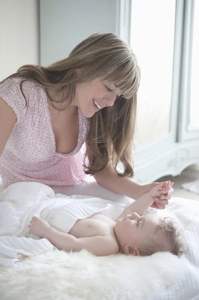 Anne bebek çocuk ile oturur — Stok fotoğraf