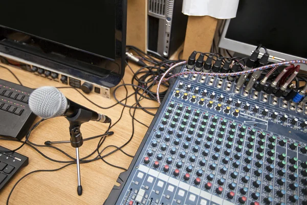 Micrófono y equipo de mezcla de sonido — Foto de Stock