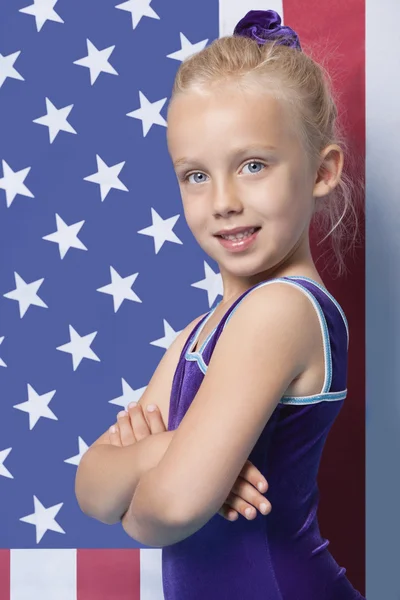 Ginasta feminina na frente da bandeira americana — Fotografia de Stock