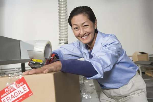 Woman working in distribution warehouse — Stock Photo, Image