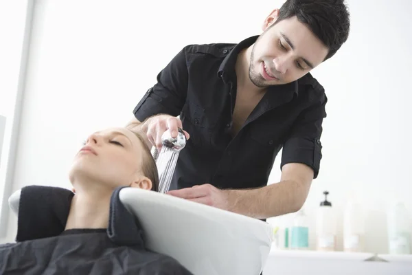 Man washing customers hair — Stock Photo, Image