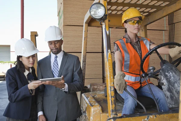 Ingenieurs met behulp van Tablet PC met industriële werknemer — Stockfoto