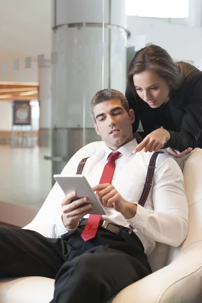 Femme d'affaires pointant vers tablette numérique — Photo