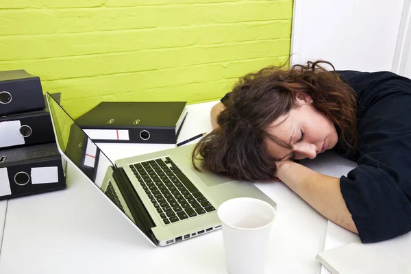 Frau schläft am Schreibtisch — Stockfoto