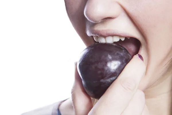 Vrouw eten pruim — Stockfoto