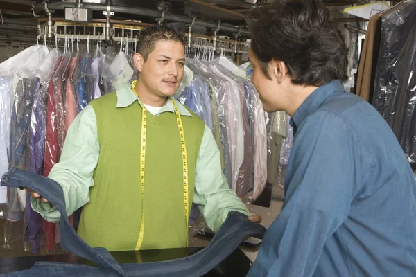 Homem servindo cliente — Fotografia de Stock