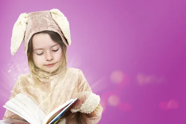 Little girl  reading a book — Stock Photo, Image