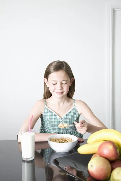 Adolescente chica desayunando — Foto de Stock