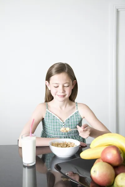 Ragazza adolescente che fa colazione — Foto Stock