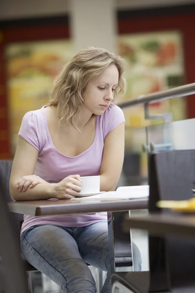 Jonge vrouw zit — Stockfoto