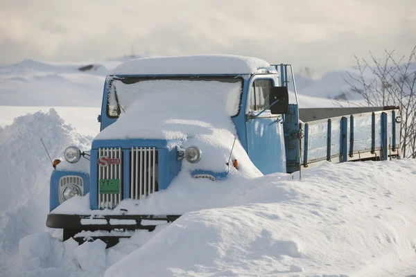 El camión está nevado. —  Fotos de Stock