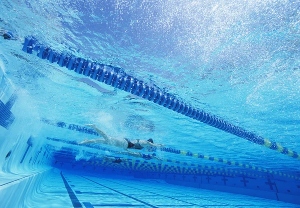 Schwimmer rasen zusammen — Stockfoto