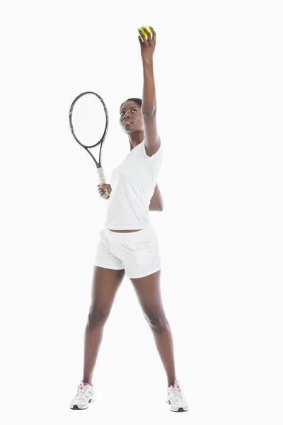 Woman serving tennis ball — Stock Photo, Image