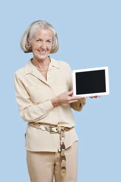 Donna anziana che mostra tablet PC — Foto Stock