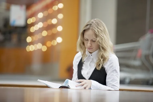 Woman reading magazine — Stock Photo, Image