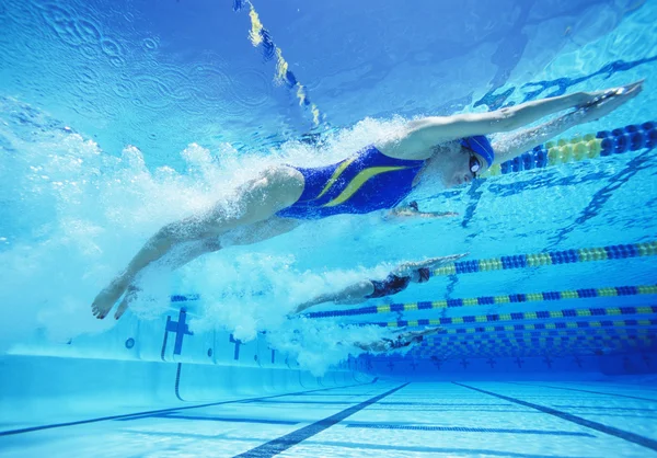 Teilnehmer rasen im Pool — Stockfoto