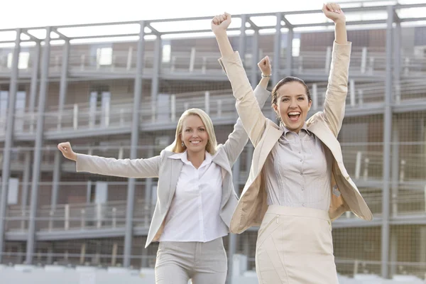 Donne d'affari con le braccia alzate — Foto Stock