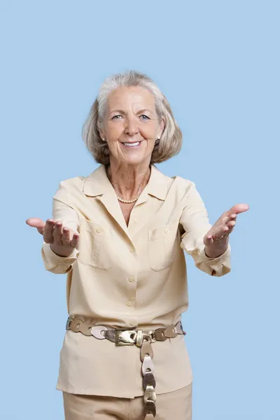 Seniorin gestikuliert — Stockfoto