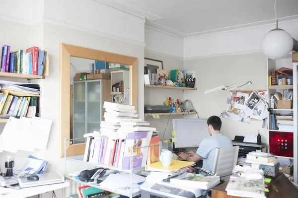 Homem no escritório de casa — Fotografia de Stock