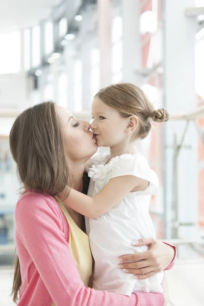 Mor och dotter kram och kyss — Stockfoto