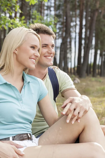 Hiking couple relaxing in forest — Stock Photo, Image
