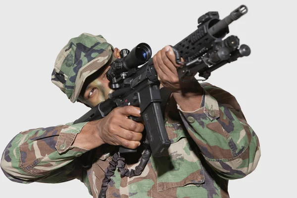 Soldado apontando rifle de assalto M4 — Fotografia de Stock