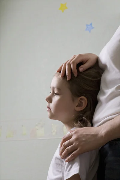 Madre abbracciando figlia — Foto Stock