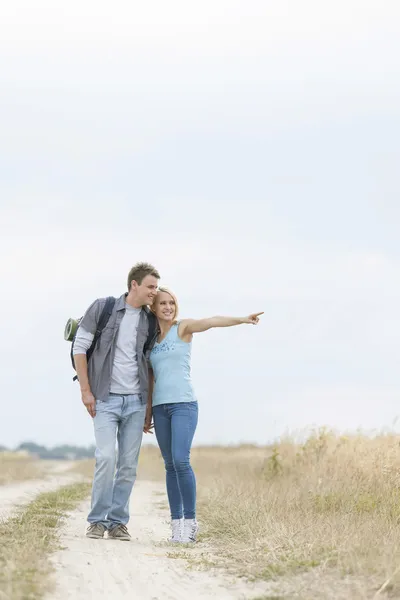 Woman showing something to man — Stock Photo, Image