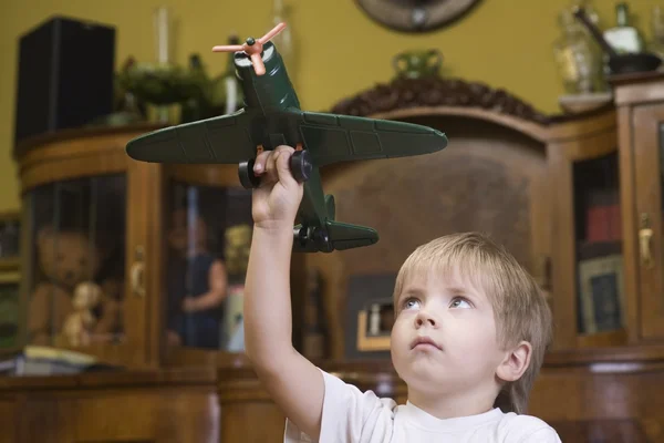 Ragazzo che gioca con il modello di aereo — Foto Stock