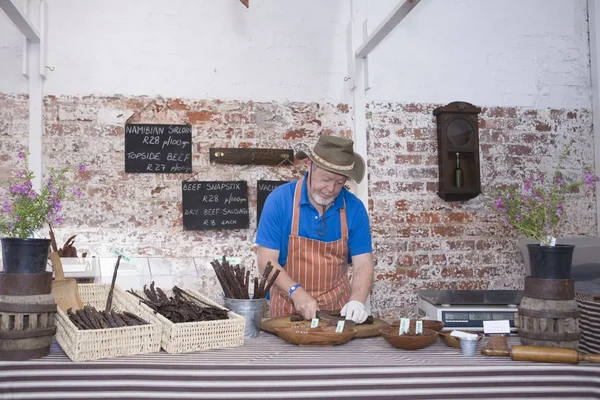 El hombre prepara salchichas —  Fotos de Stock