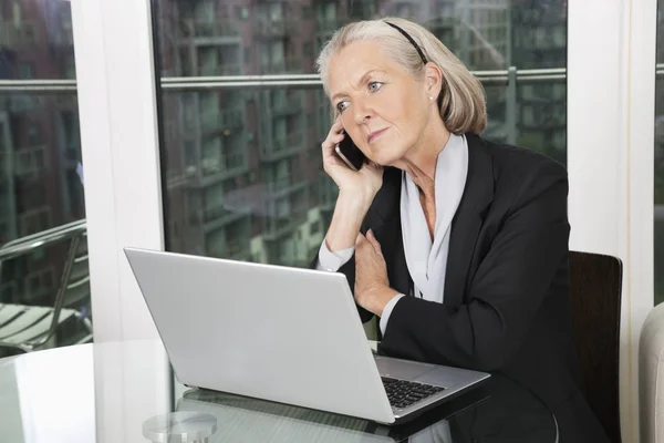 Donna d'affari anziana con laptop — Foto Stock