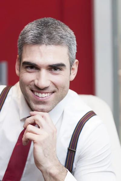 Empresario sonriendo a la cámara — Foto de Stock