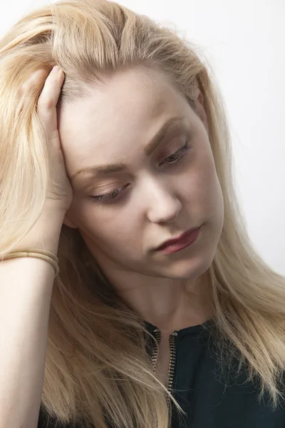 Jeune femme souffrant de maux de tête — Photo