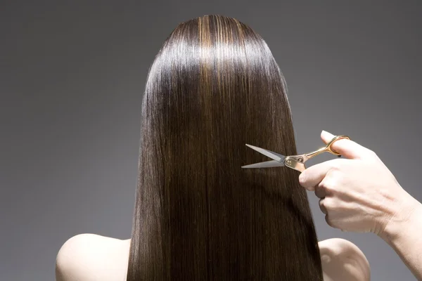 Frau mit Haarschnitt — Stockfoto