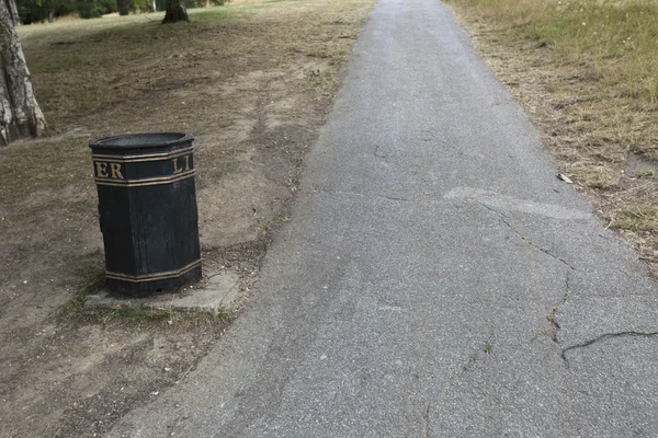 Contenitore accanto alla strada di campagna — Foto Stock