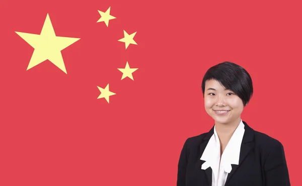 Affärskvinna över kinesiska flaggan — Stockfoto
