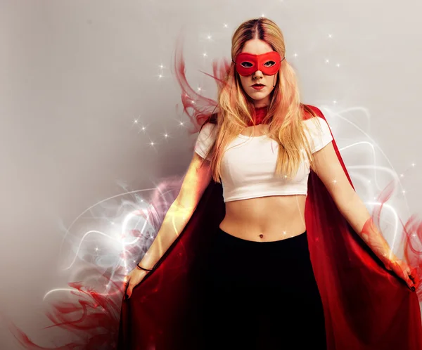 Młoda kobieta ubrana postać superbohatera — Zdjęcie stockowe