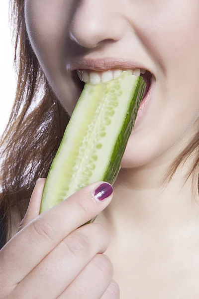 Vrouw eten komkommer — Stockfoto