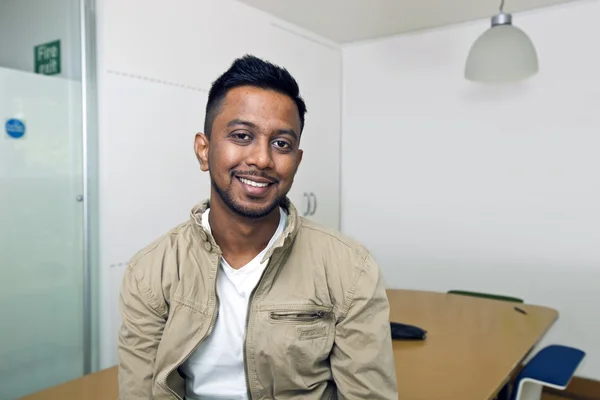 Hombre indio sonriendo — Foto de Stock